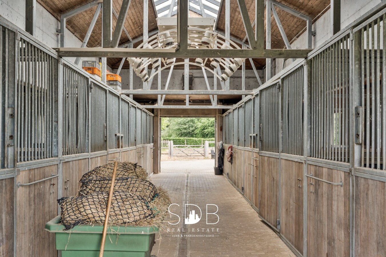 Prachtige villa met hippische accommodatie en graslanden +/-  23 ha 