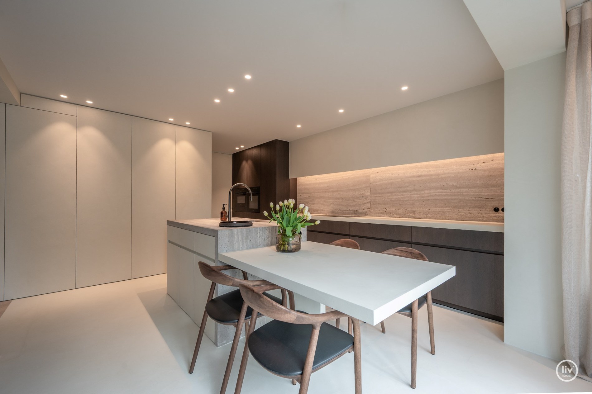 Magnifiek gerenoveerd appartement van 150 m² met open zicht op de Heilighartl kerk – Dumortierlaan, Knokke 