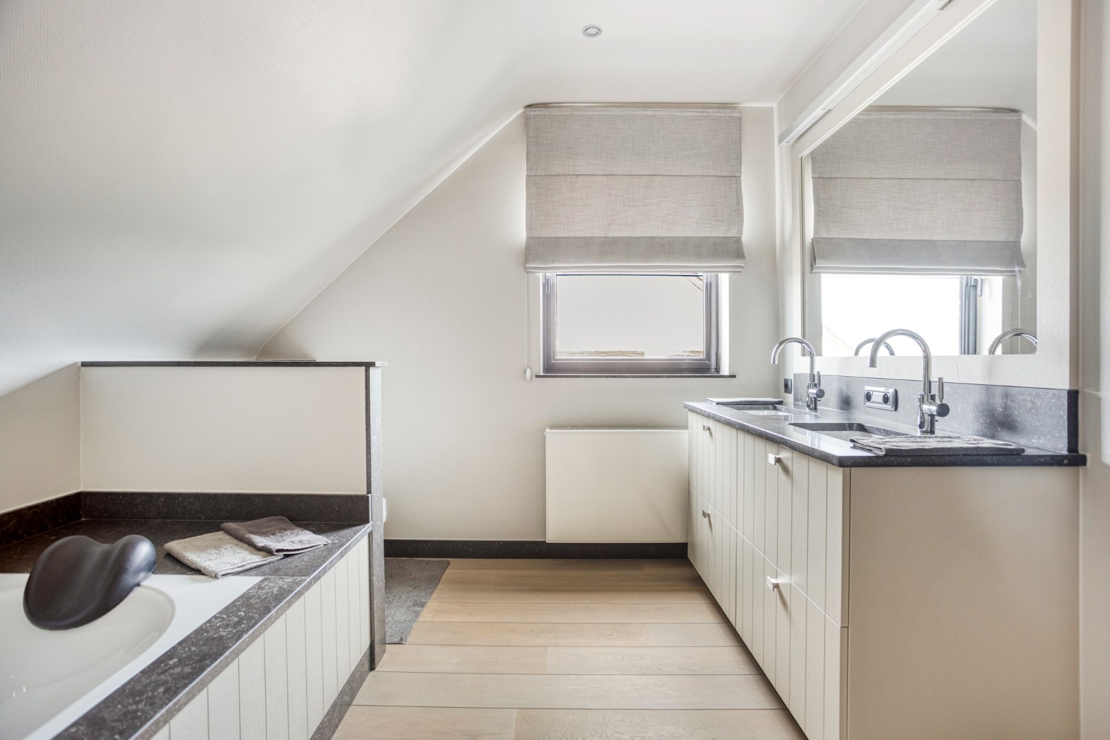 Badkamer met ligbad
