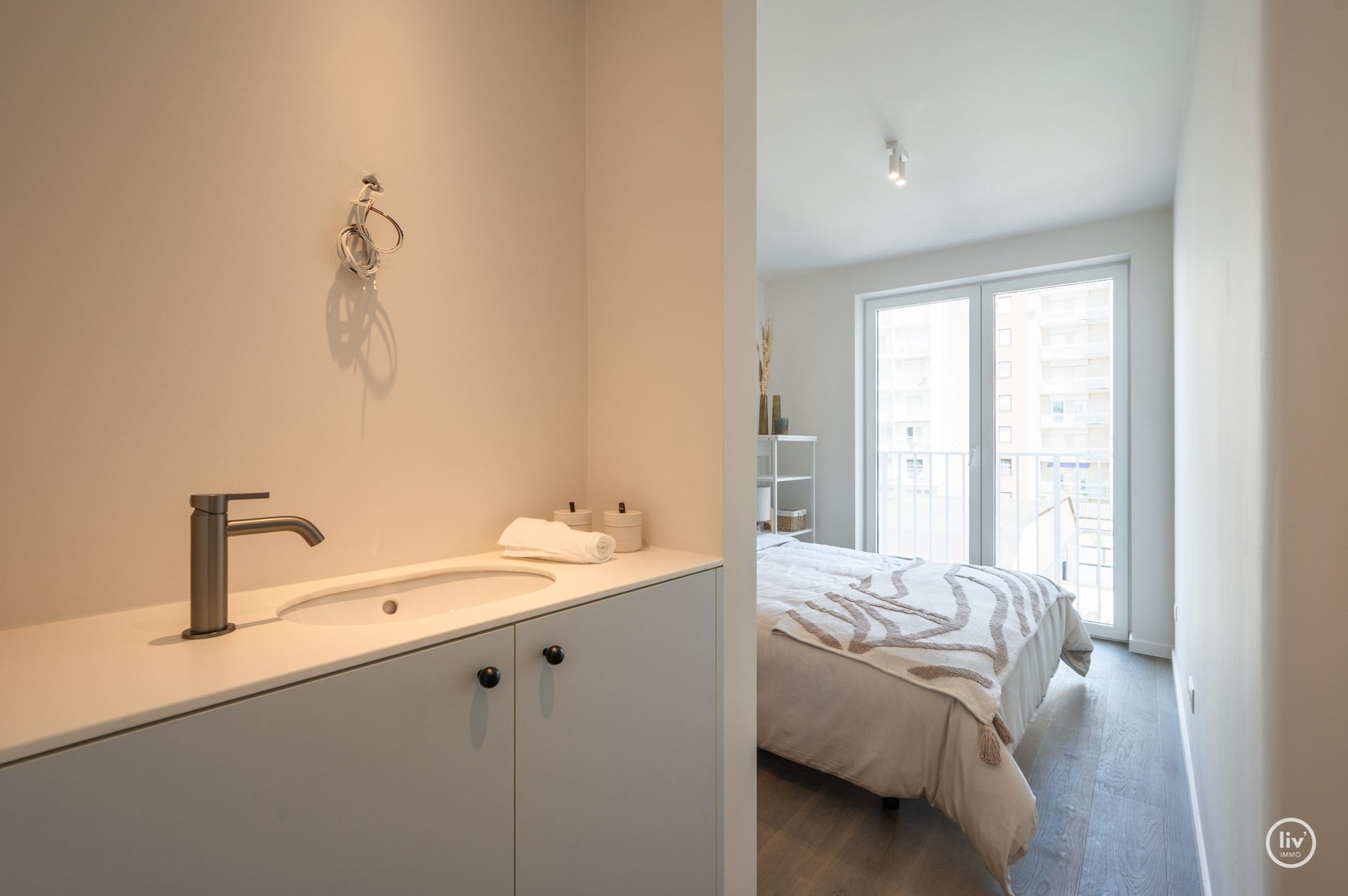 Zuidgericht nieuwbouwappartement met 2 slaapkamers op topligging aan de Kustlaan. 