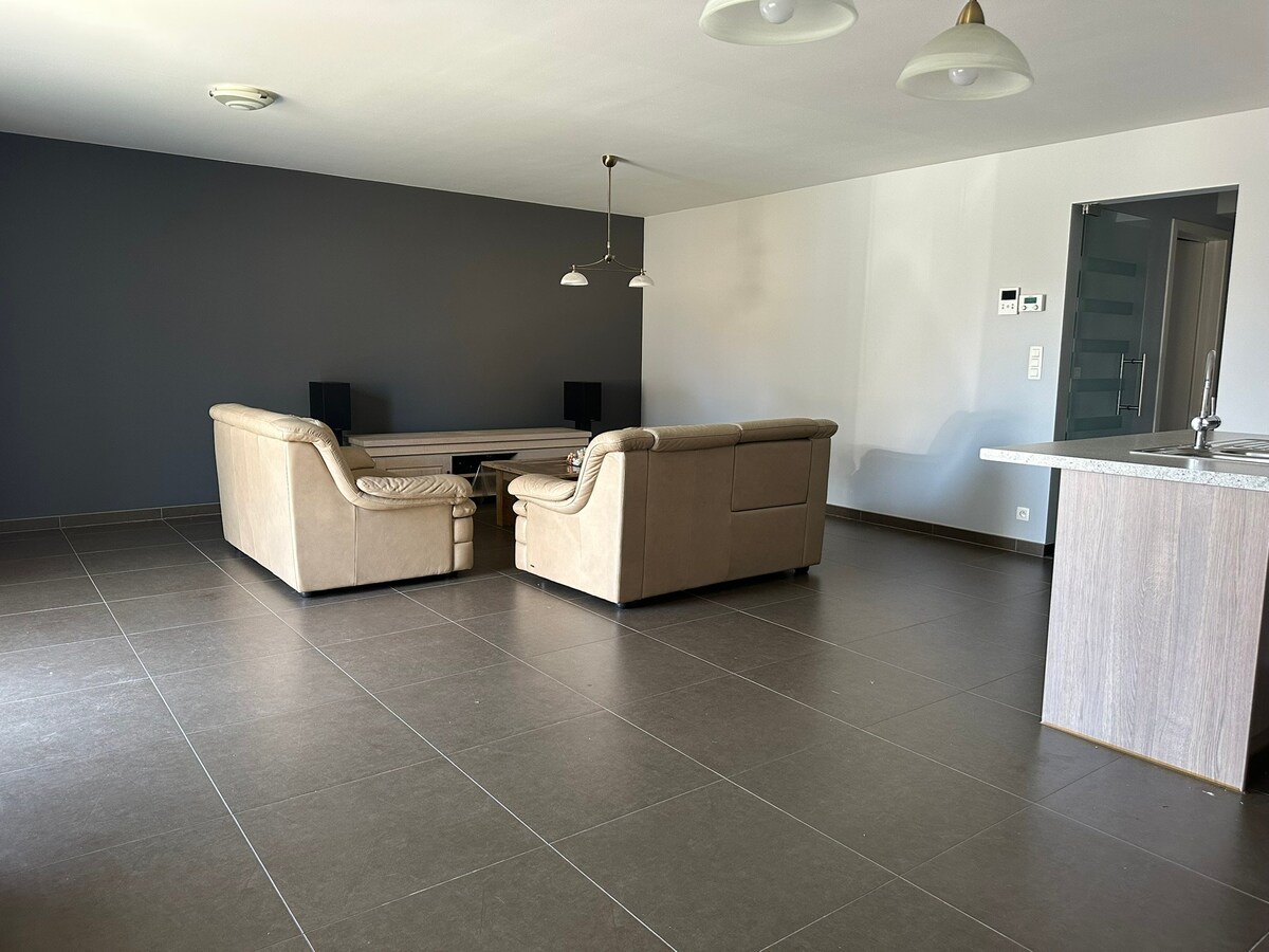 Gelijkvloers 3-gevel appartement met tuintje 