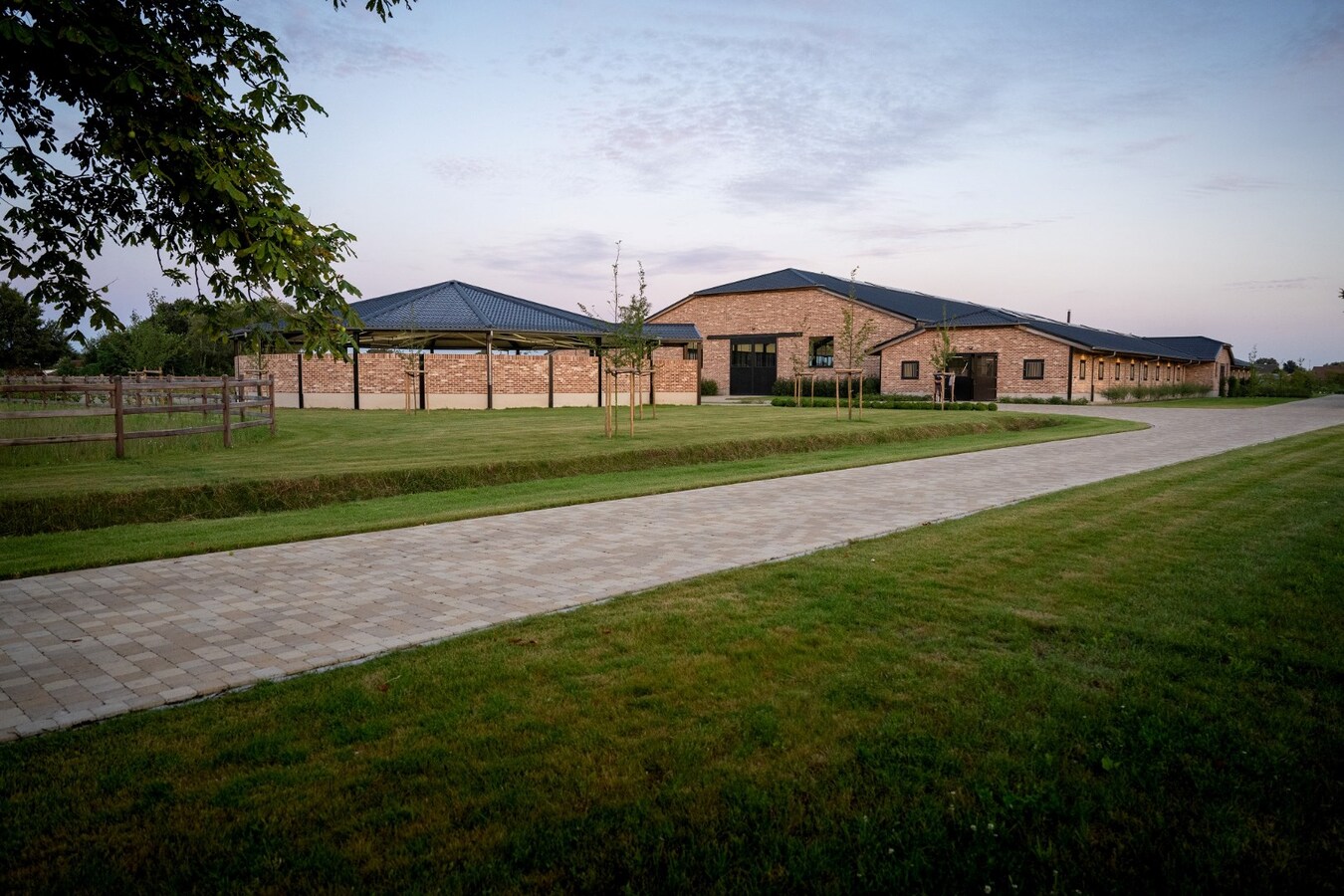 Exclusive professional equestrian accommodation (new construction) with villa on approximately 9 hectares in Neerpelt. 