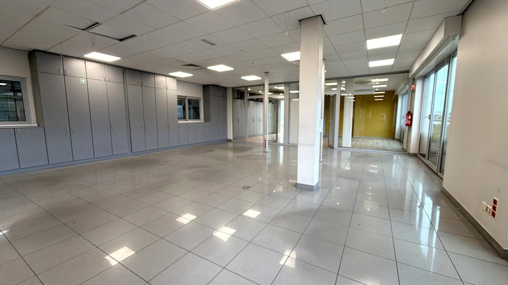 Magazijn met kantoren te huur langs E34 in Beveren