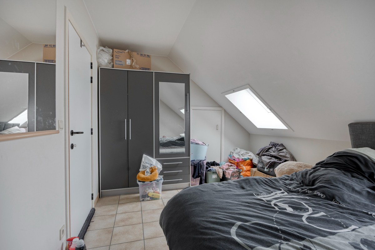 Opbrengsteigendom met 3 appartementen en 7 garages 