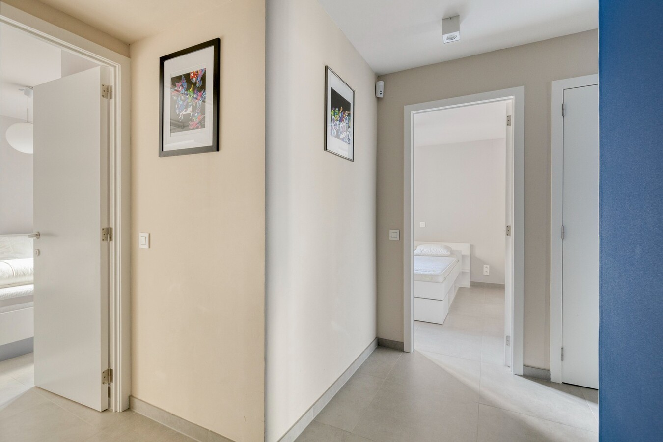 Appartement à la déco moderne situé au 5e étage, rue Ankerweg, à La Panne : un point de départ idéal pour profiter pleinement de la vie au bord de la mer. 
