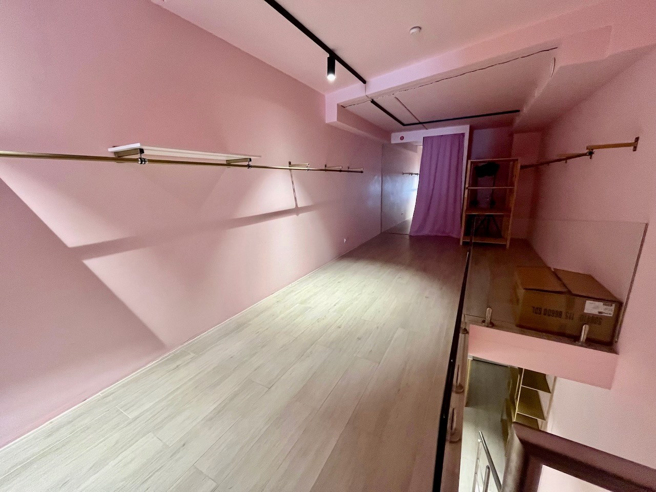 Recent handelspand met mezzanine, gelegen op een commerciële plaats in de Lippenslaan te Knokke. 