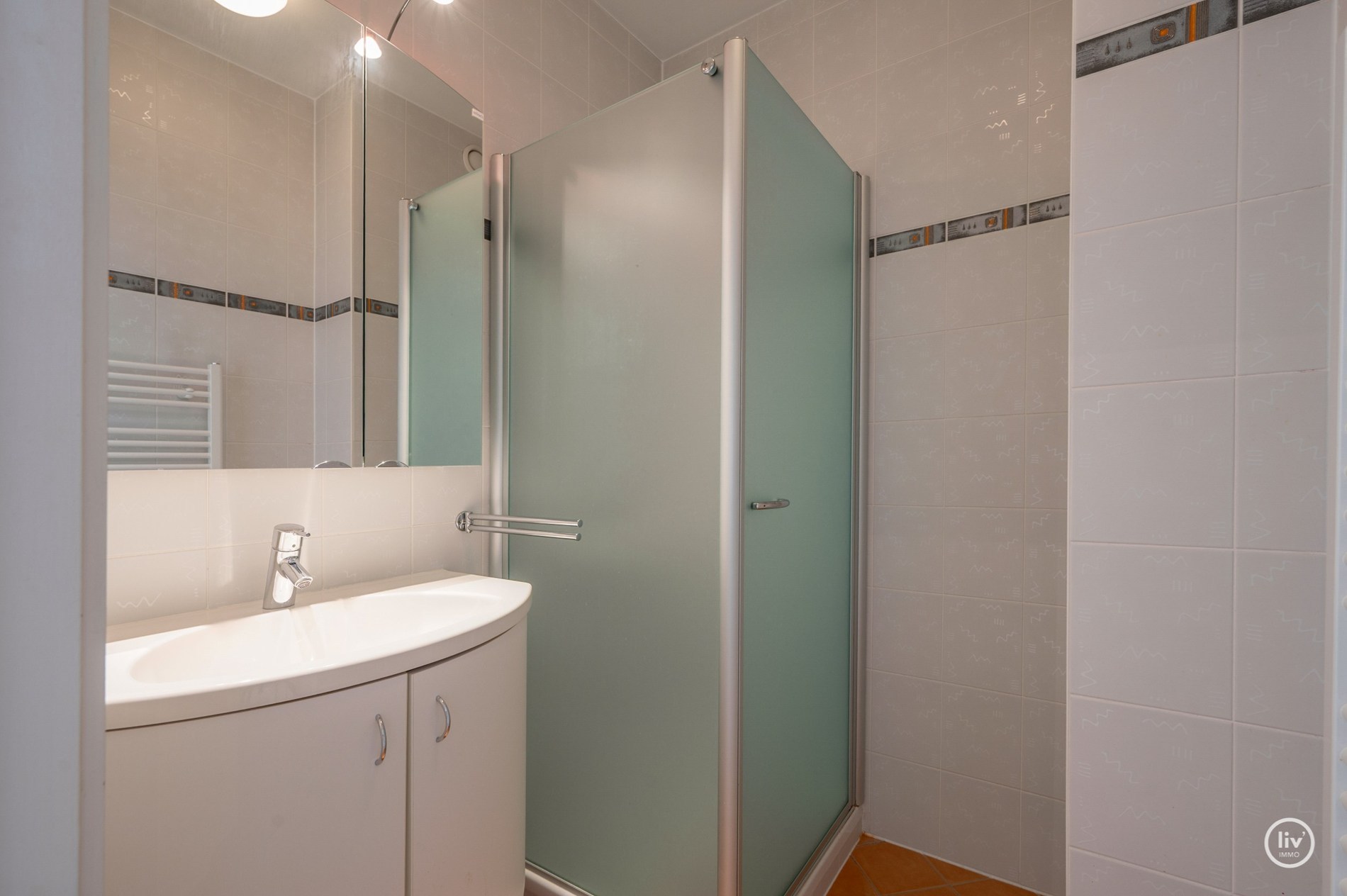 Ruim (98 m2) appartement met 2 slaapkamers op een topligging in de Dumortierlaan te Knokke. 