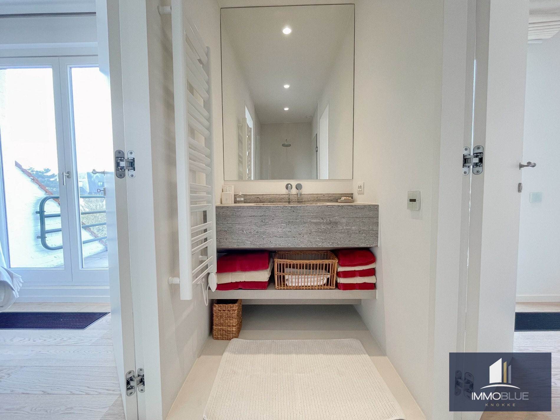 Subliem hoekappartement met ruime terrassen gelegen in het prestigieuze domein Tennis Garden. 