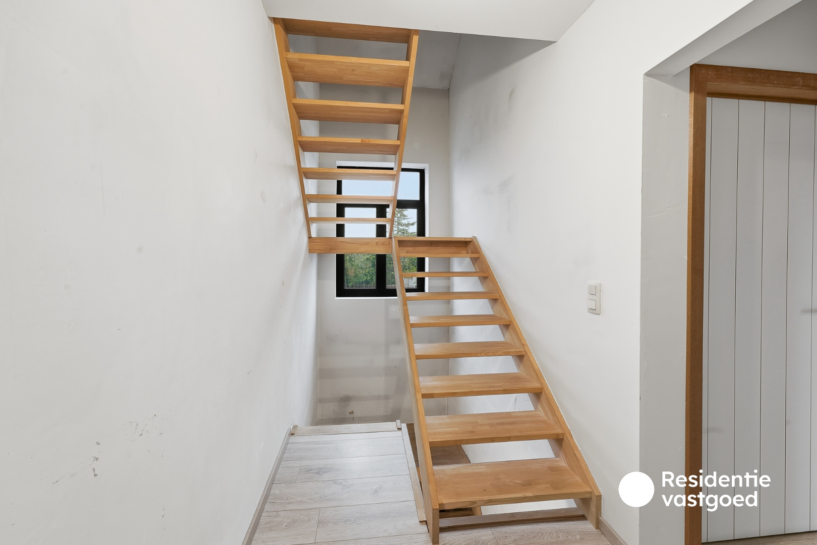 Karaktervolle en instapklare gezinswoning met vier slaapkamers 