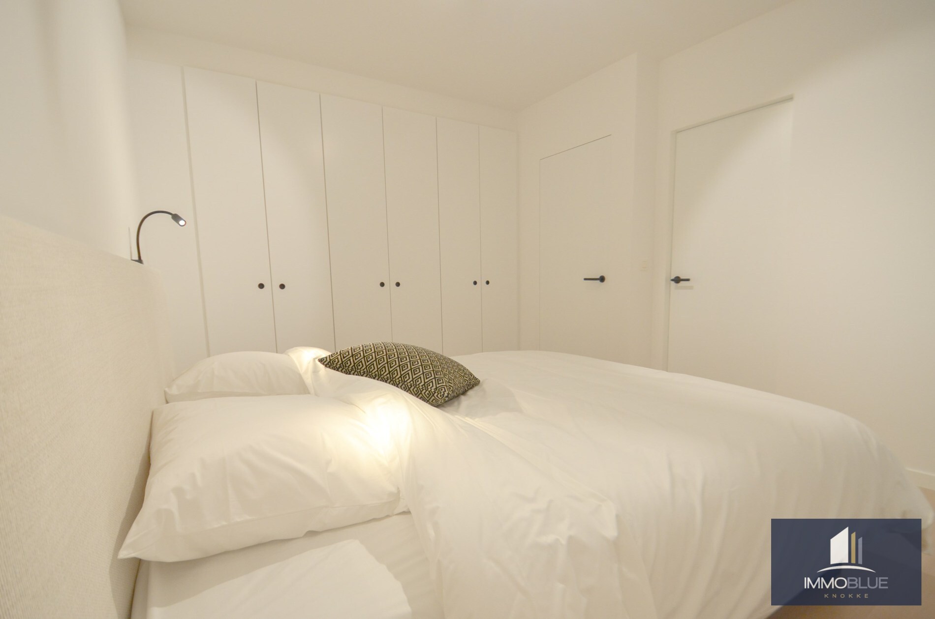 Appartement intemporel,  entièrement rénové, avec vue latérale sur la mer, situé au Zoute. 