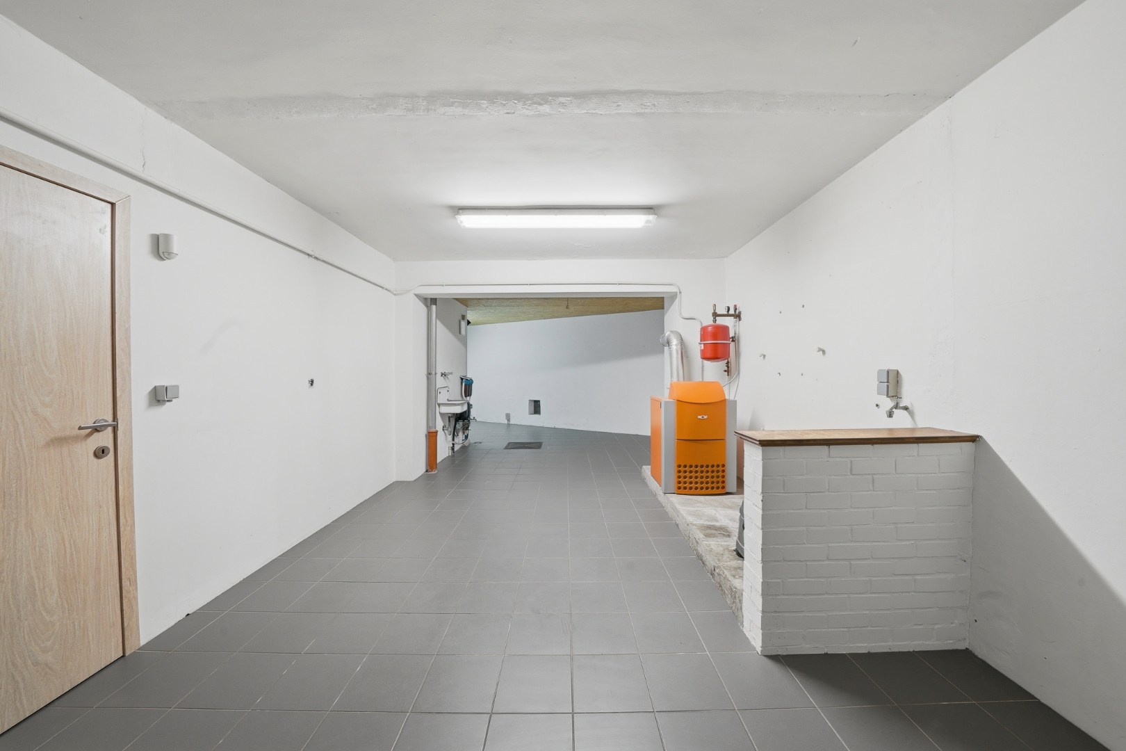 Volledig gerenoveerde bel-étage met ruime garage te Oostende 