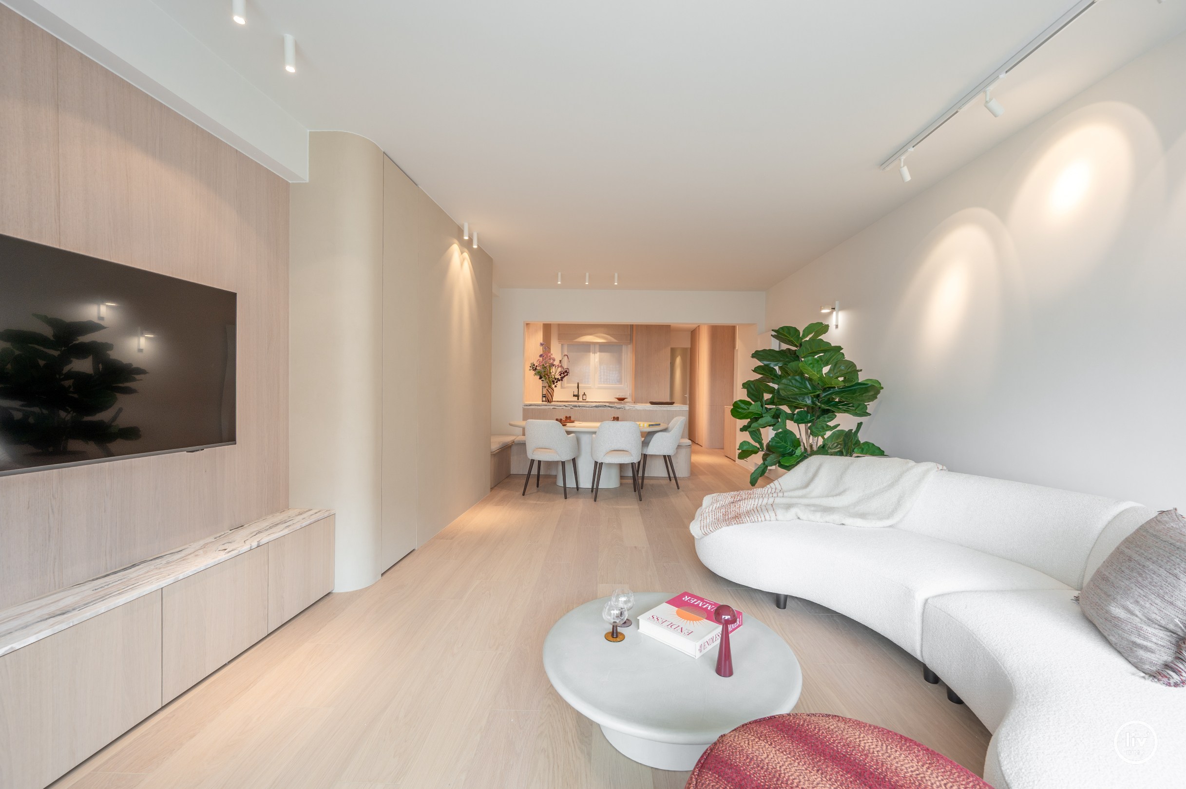 Magnifique appartement rénové de 3 chambres avec vue dégagée situé sur l'avenue Jozef Nellens à Knokke. 