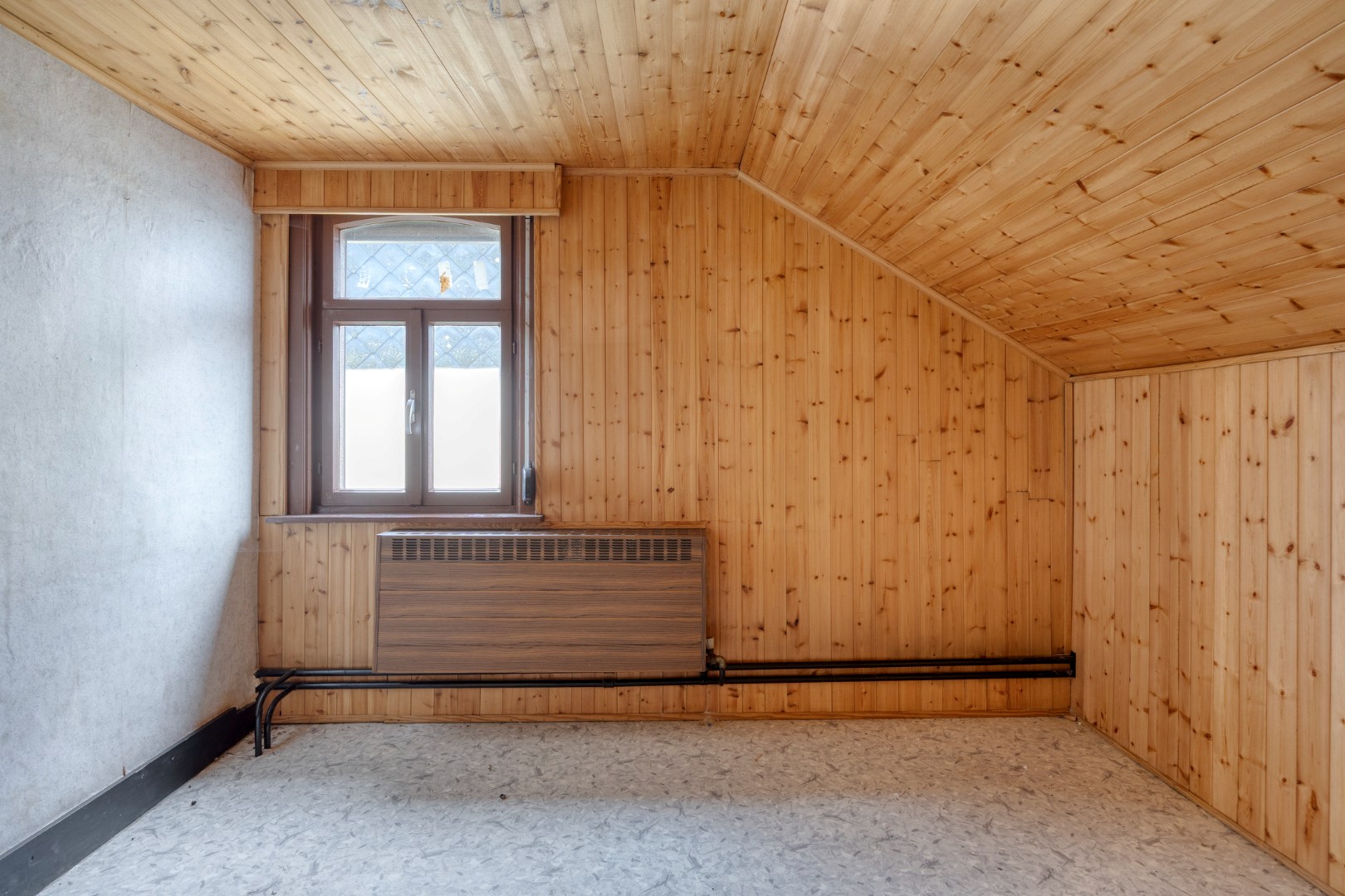 Te renoveren woning met 4 slpk. en gezellige stadstuin op een centrale ligging in Geel 