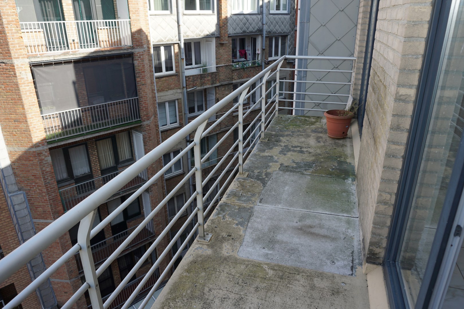 APPARTEMENT SPACIEUX AVEC TERRASSE DANS LE CENTRE D'OSTENDE 