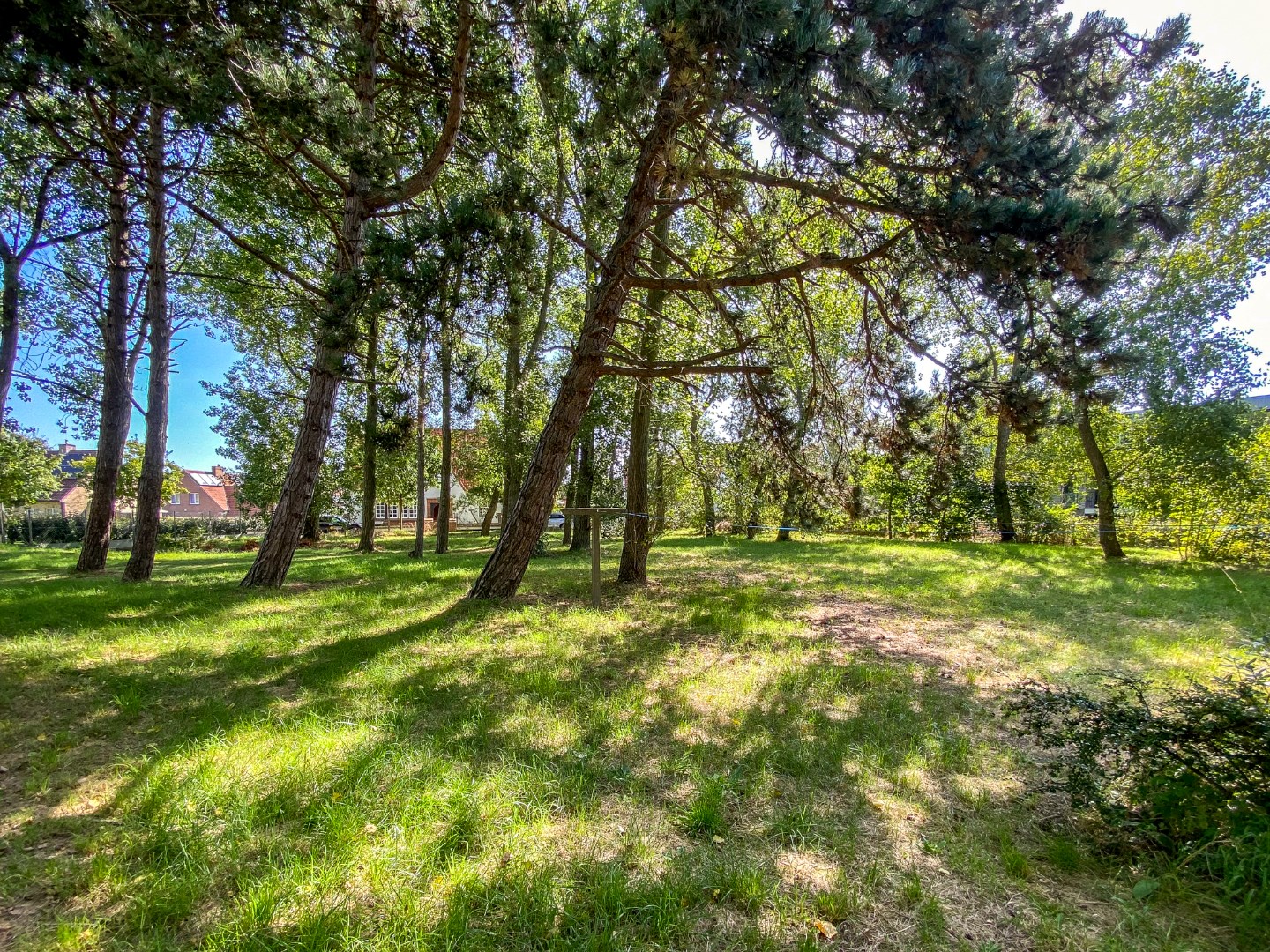 Ruim perceel van 1138 m² in residentiële wijk bestemd voor open bebouwing te Koksijde. 