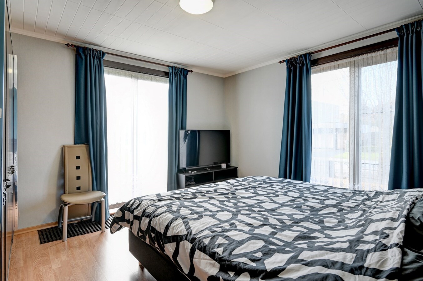 Ruime gelijkvloerse woning met dubbele garage 