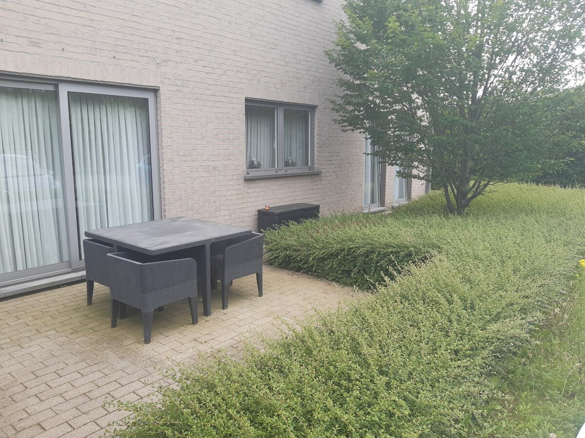 Eigentijds appartement met 2 autostaanplaatsen 