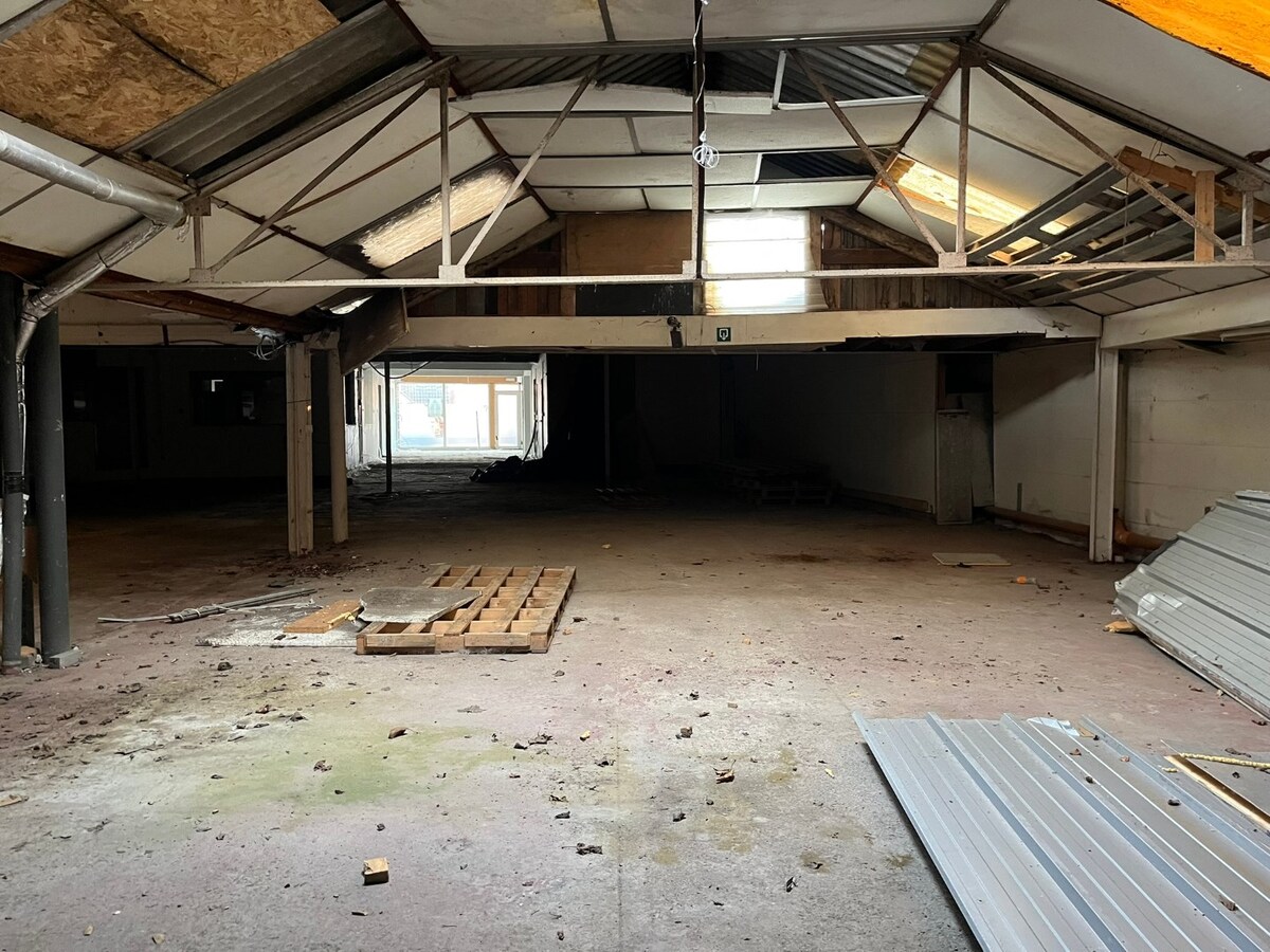 Handelsgelijkvloers met opslagruimte, weiland en achteringang 