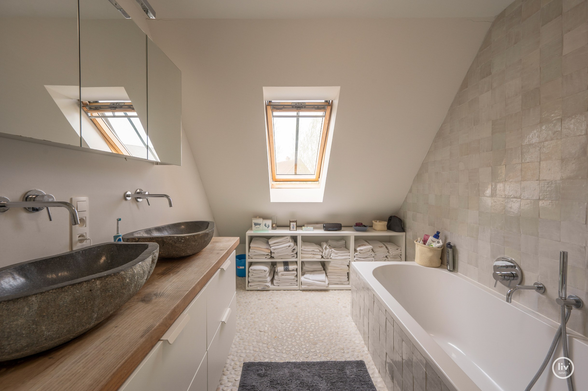 Prachtige vrijstaande villa rustig gelegen te Monikkendreef op een mooi perceel van 1000m2. 