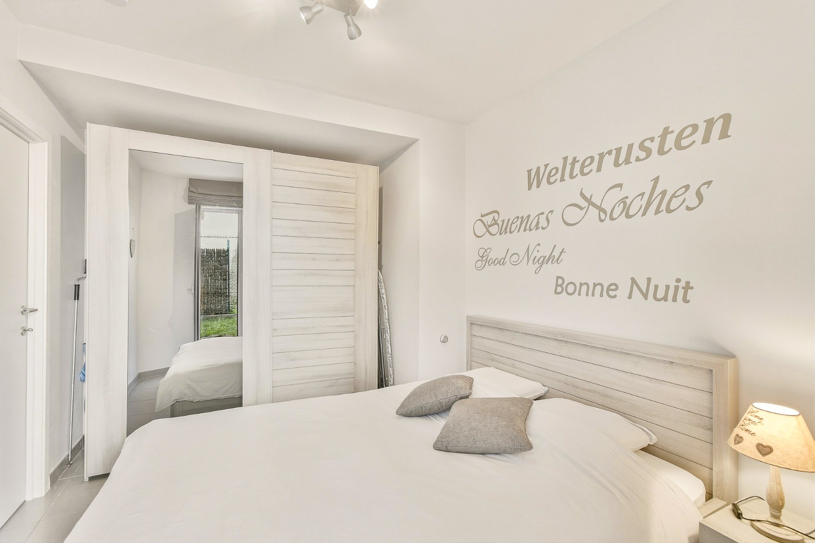 Instapklaar gelijkvloers appartement met zonnig terras 