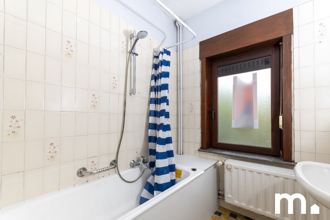 Te renoveren woning in Kortrijk met ruime zolder, zonnige tuin en dubbele garage ! 