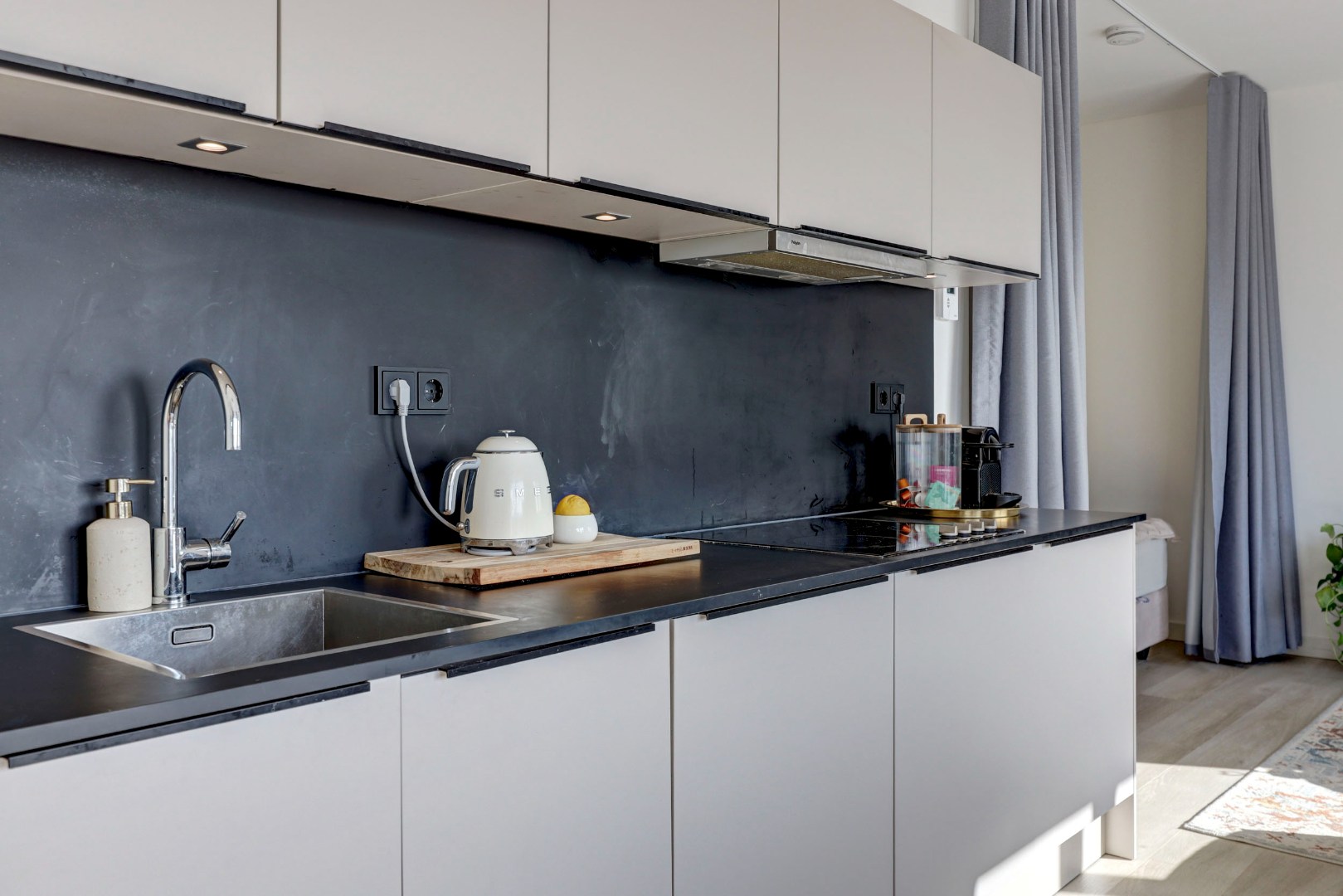 Energiezuinig en instapklare studio met energielabel A, moderne keuken en badkamer en uitzicht op de skyline van Rotterdam. 