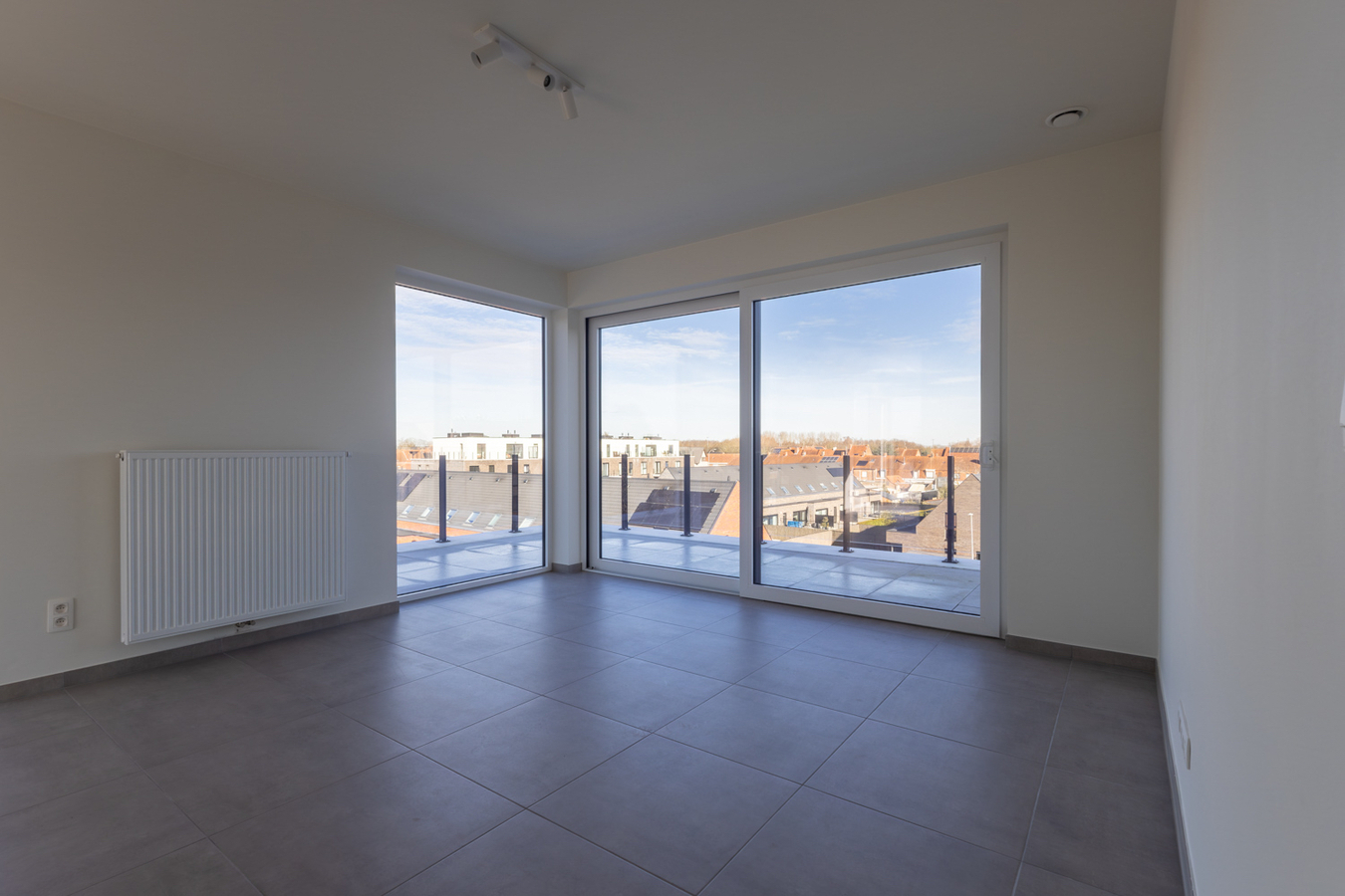 Penthouse (98 m2) te koop in Emelgem met een leefterras van 113 m2. 