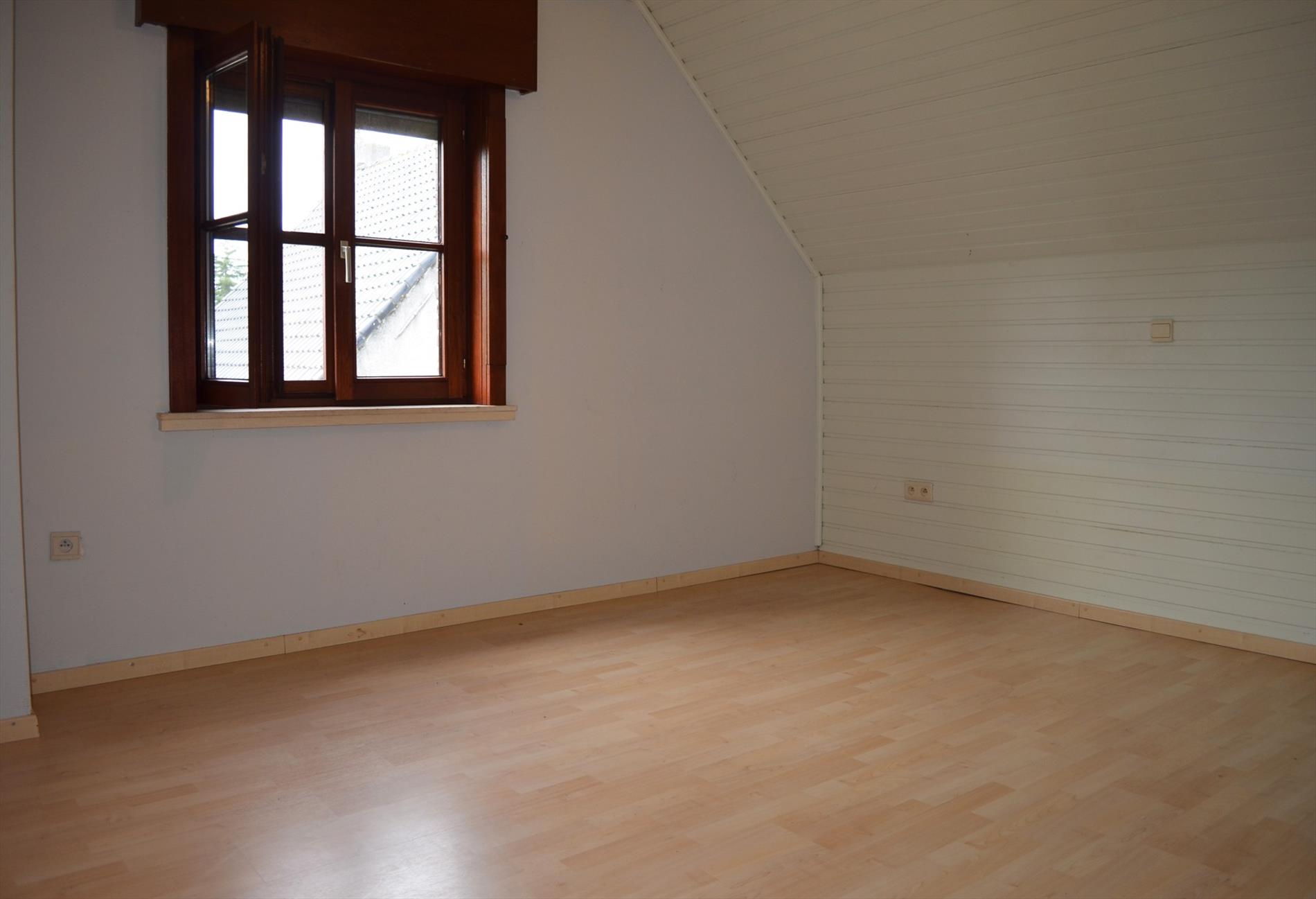 Gezinswoning met 3 slpks, veranda, garage &amp; tuin te Sint-Jan-In-Eremo 