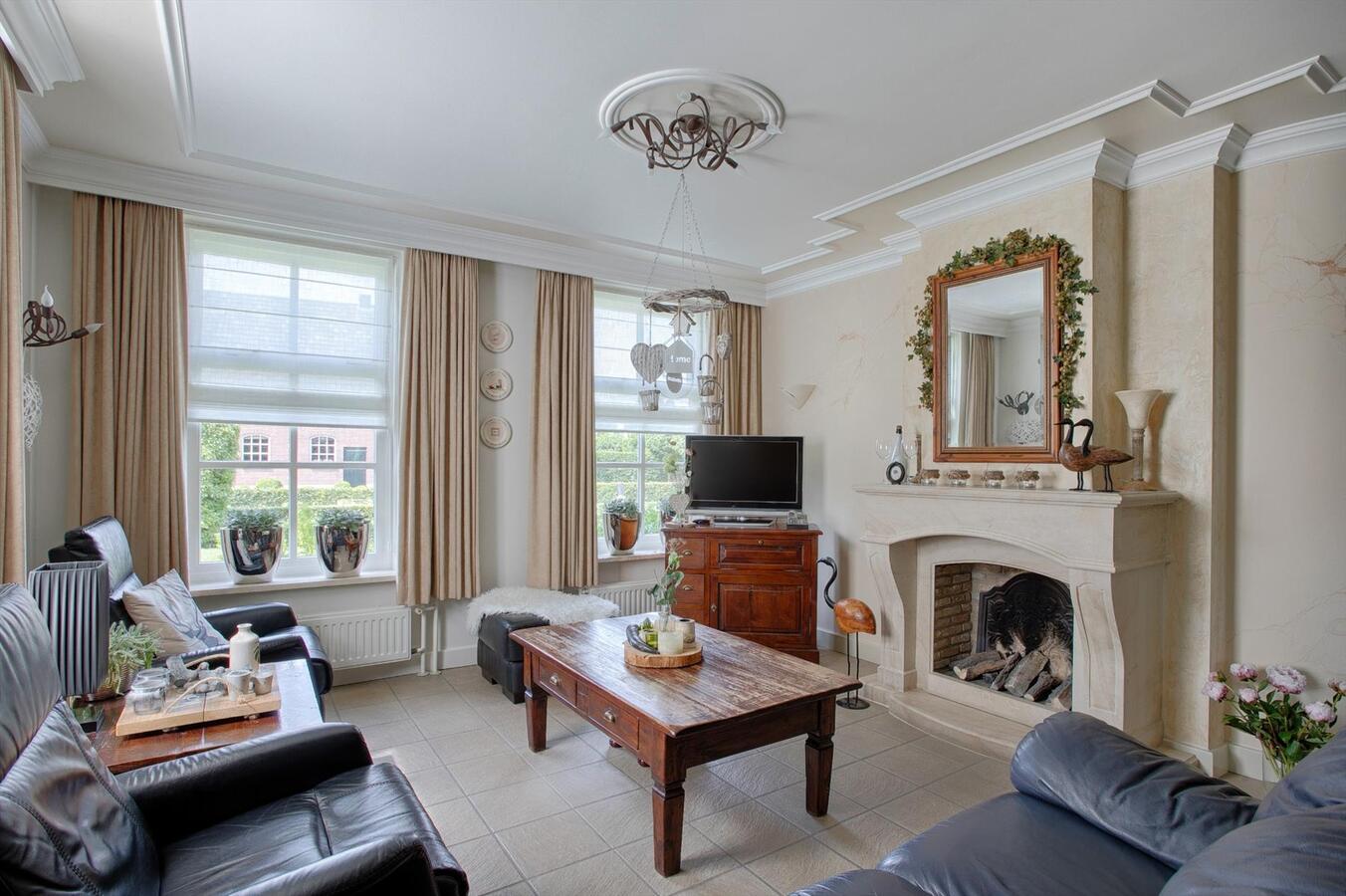 Vrijstaande woning met grote garage, 4 slaapkamers en ruime zolderverdieping. 