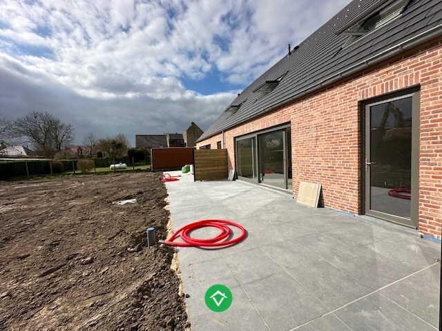 Moderne nieuwbouw tussenwoning met drie slaapkamers en garage in Moere 