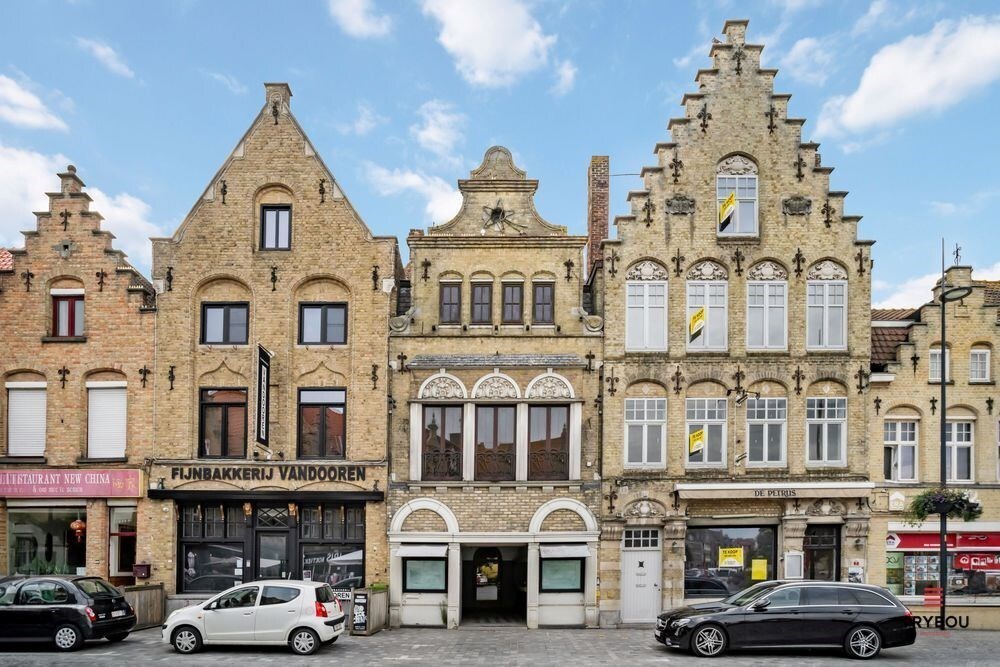 Uniek Handelspand met woonst op de Grote markt van Diksmuide. 