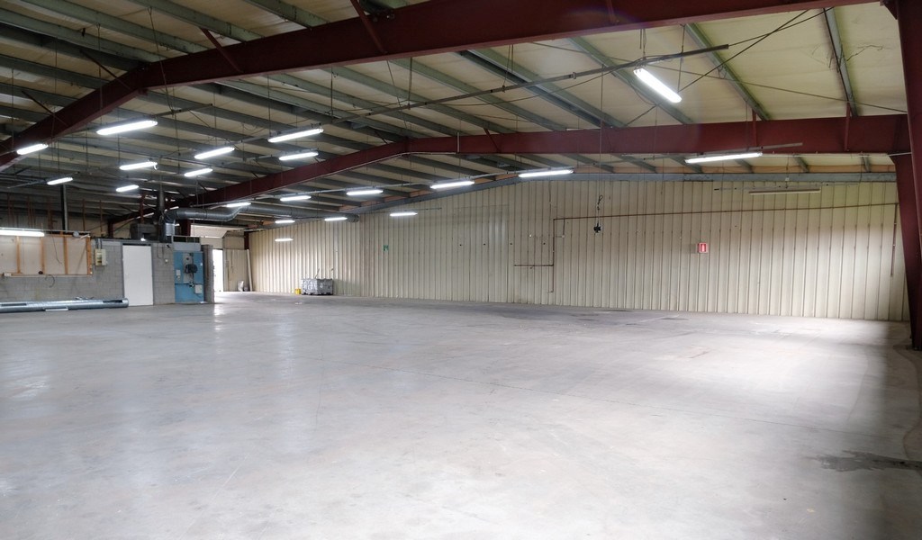 Bedrijfspand te huur in bedrijvenzone vlakbij E17 in Eke