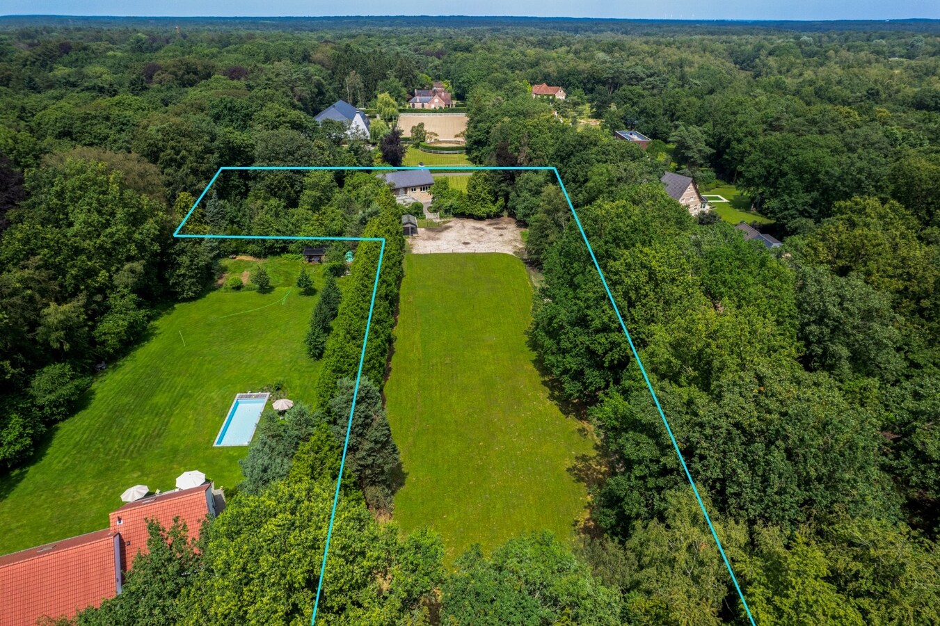 Exclusief eigendom met twee volwaardige, zelfstandige villa-woningen, een conciërgeverblijf en luxueuze paardenfaciliteiten op ruim 2 ha te Brasschaat 