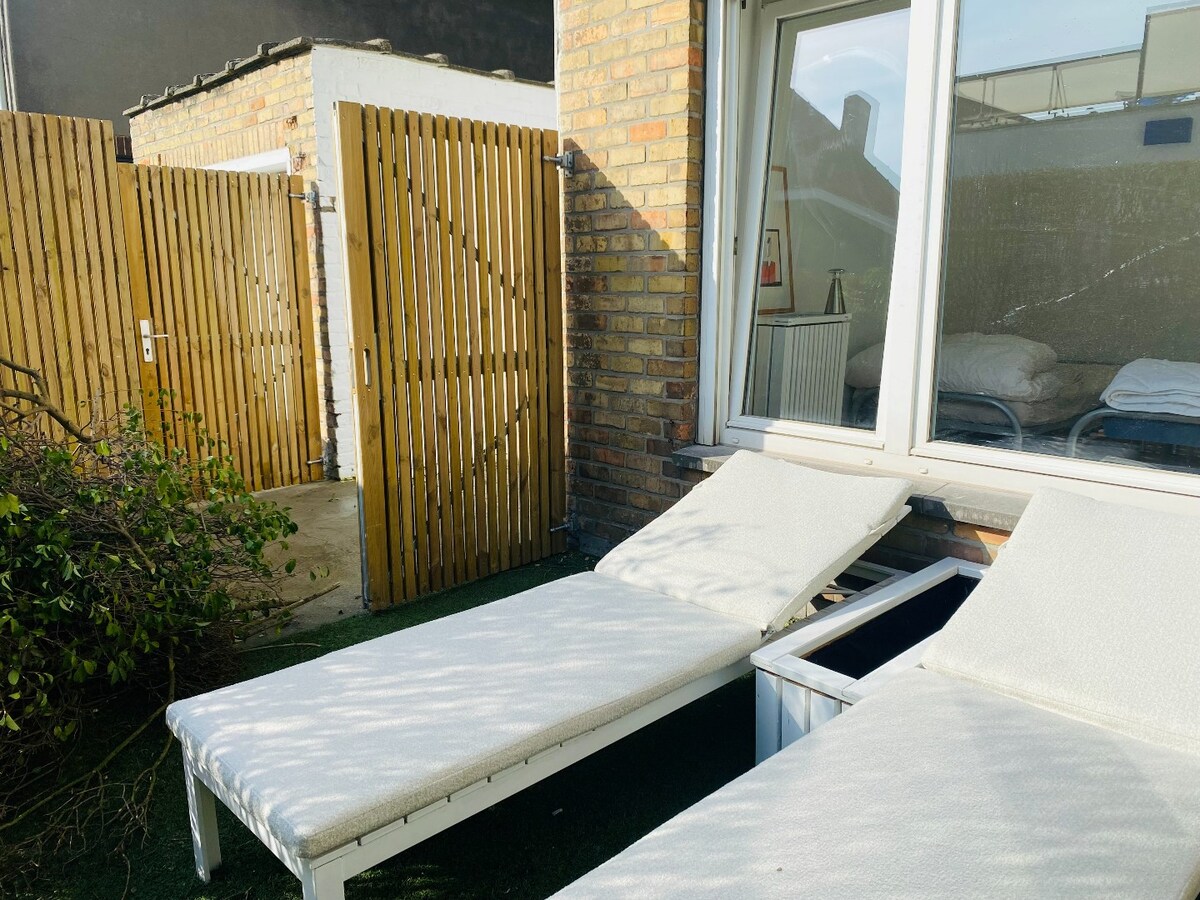 Lichtrijk 2-slaapkamerappartement met terras, garage en extra staanplaats in het centrum van Heist 