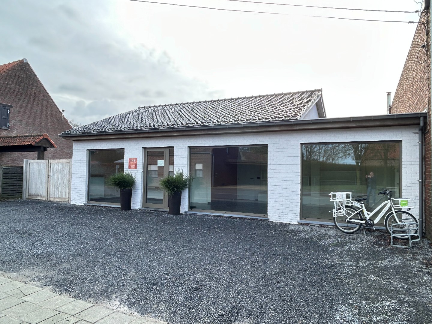 Volledig gerenoveerde woning met winkelruimte, garage en tuin op 1.280m² 