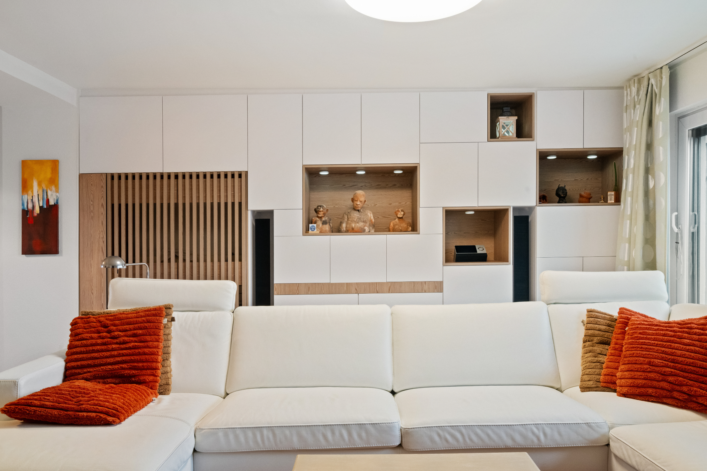 Voici la traduction en français :Grand appartement en duplex avec 2 chambres, 2 salles de bains et terrasses ensoleillées, près de la digue de Heist (possibilité d'offre d'un garage intégré). 