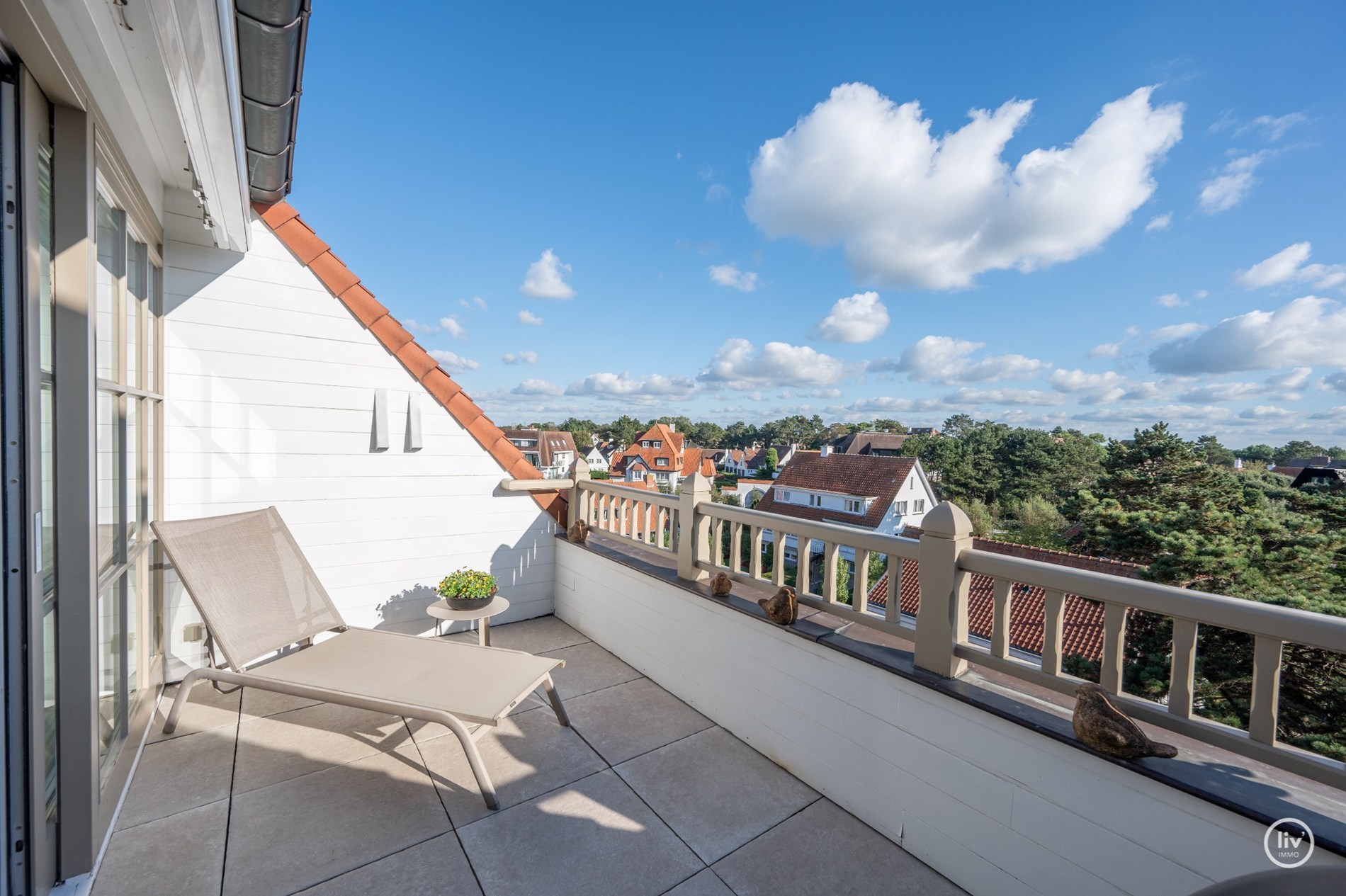 Uitzonderlijk dakappartement met een schitterend zonneterras en een prachtig open zicht over de villa's van het Zoute, gelegen tussen het centrum van Knokke. 