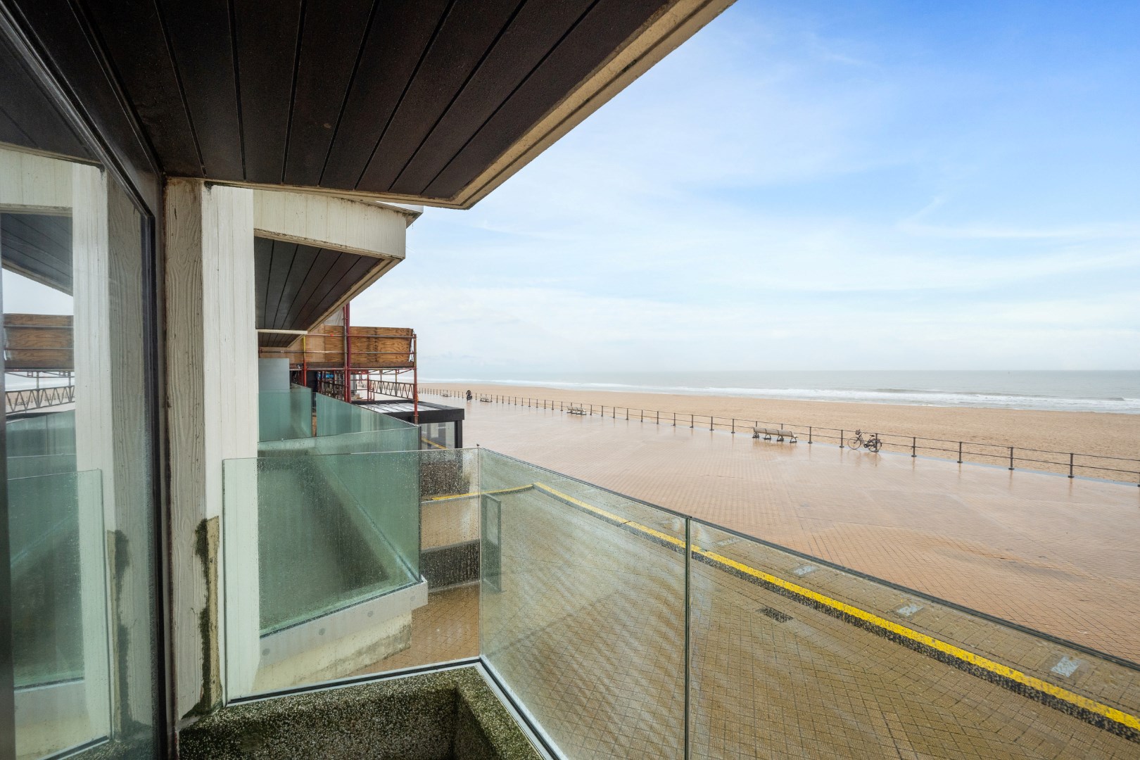 STUDIO MET FRONTAAL ZEEZICHT EN TERRAS OP TOPLIGGING 