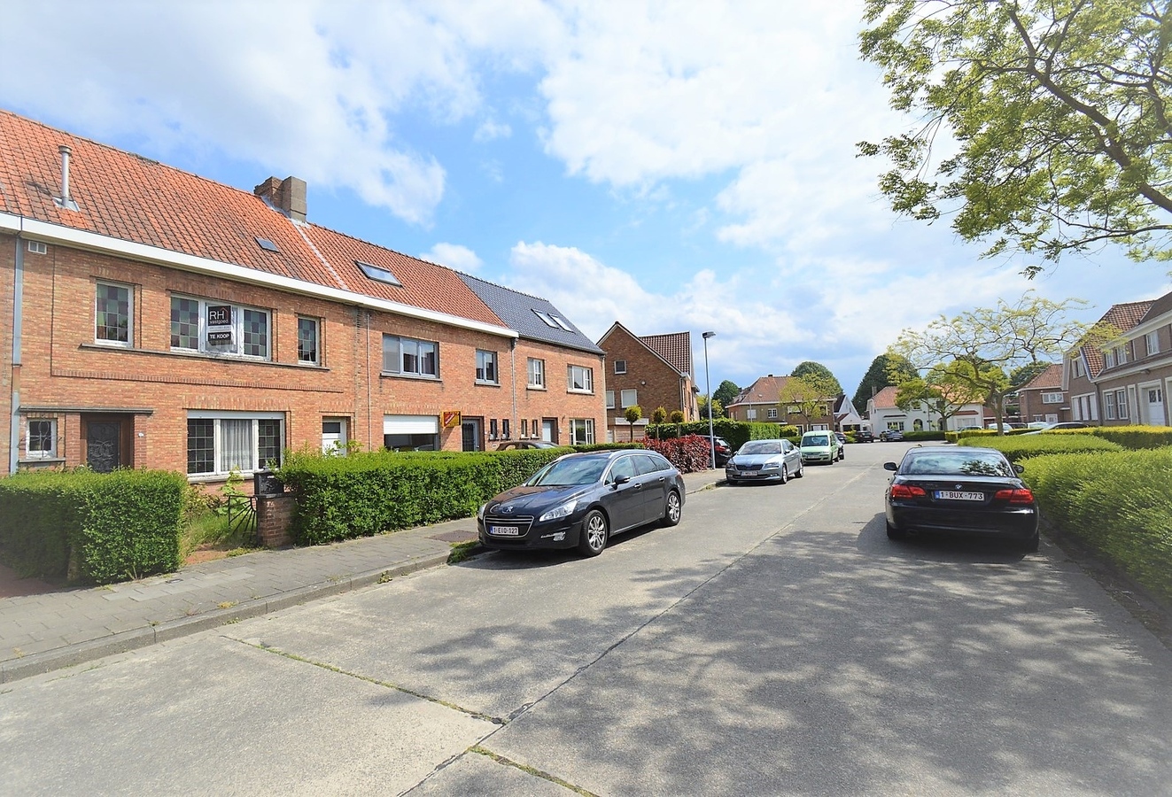 Ruime te renoveren gezinswoning op rustige maar centrale ligging - Sint-Andries 