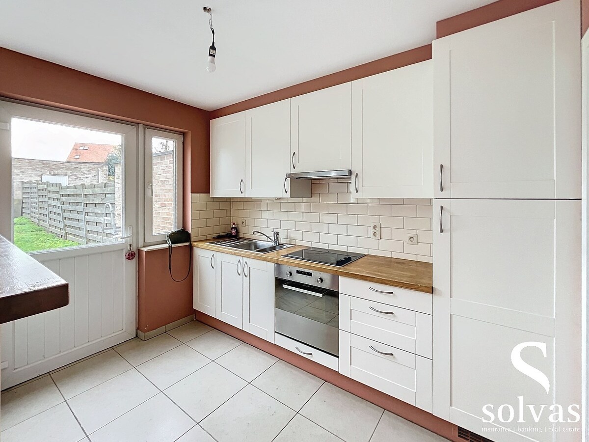 Drieslaapkamer woning in centrum Lotenhulle met tuin en garage 