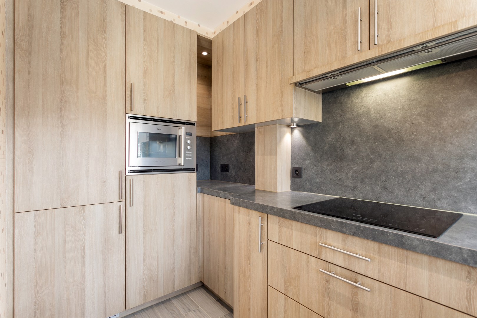 Gerenoveerd appartement met 2 slaapkamers, 2 terrassen en 2 garageboxen 