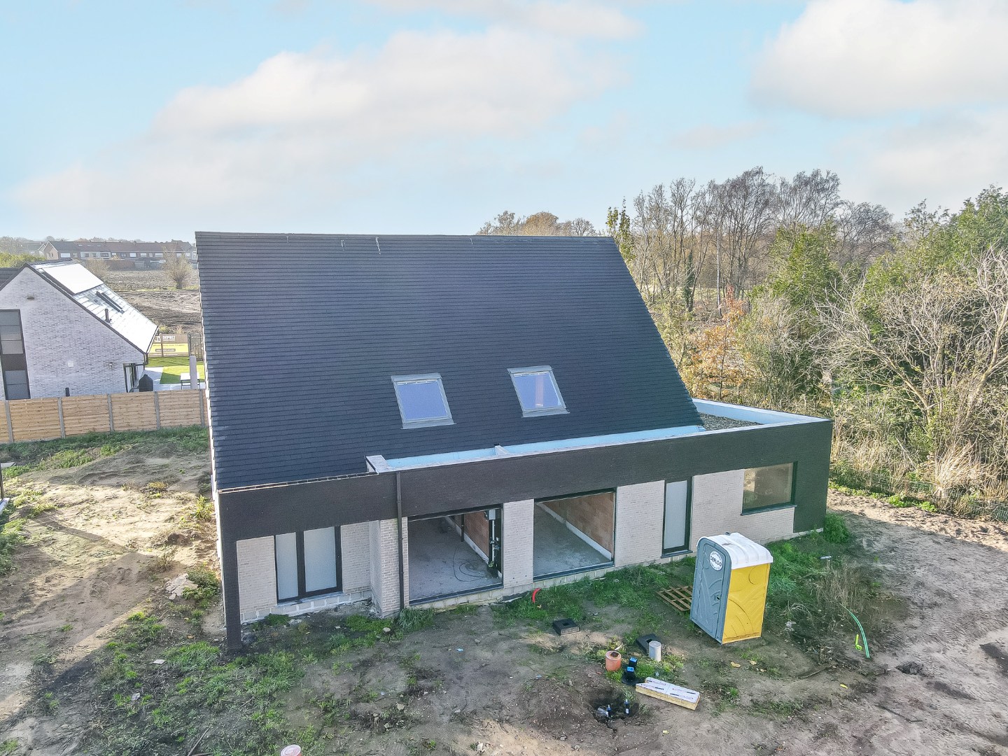 Halfopen casco woning op 326 m² op rustige ligging 