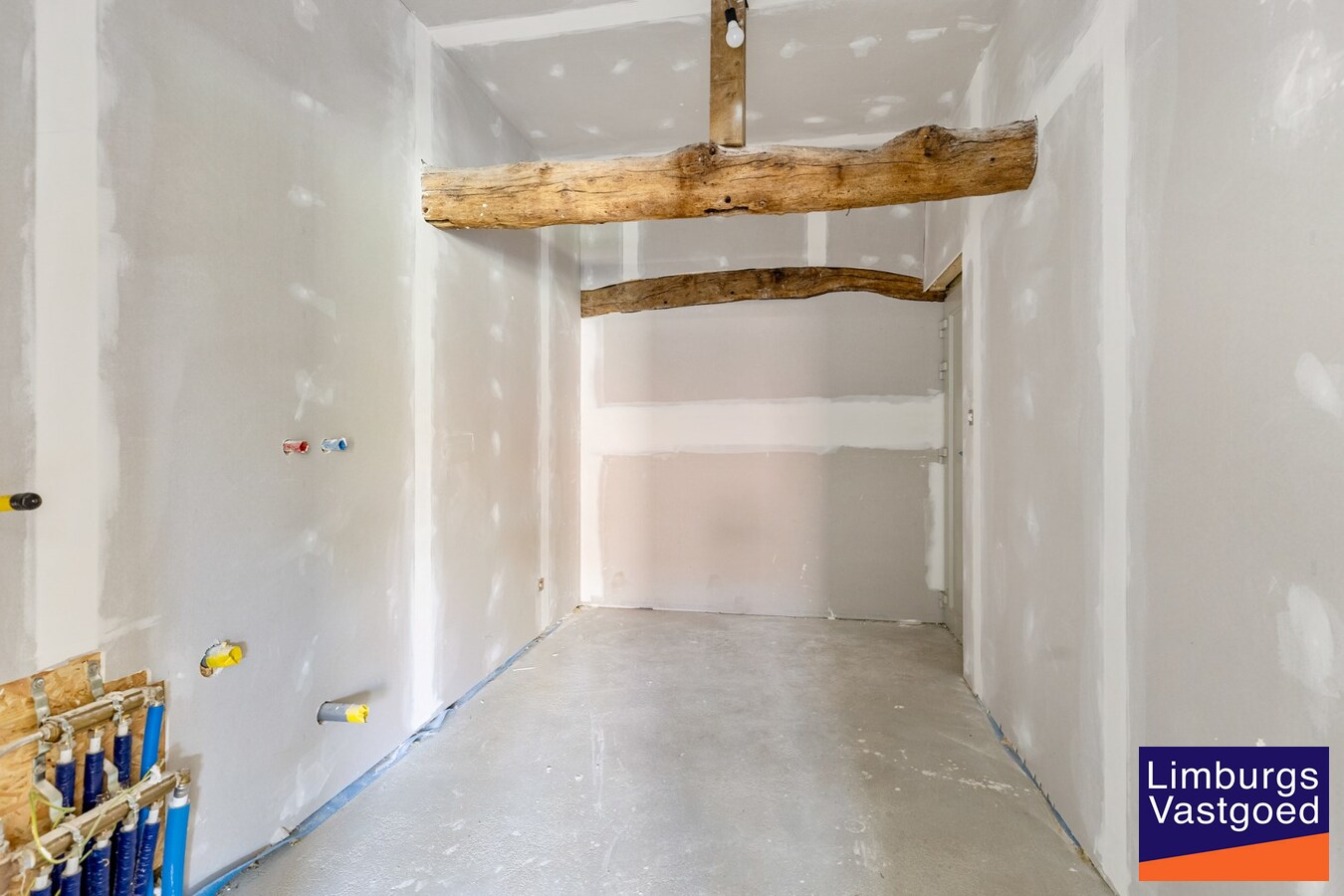 UNIEKE VIERKANTSHOEVE met paardenstallen op 7,34 hectare met vergunning voor zwembad en poolhouse 