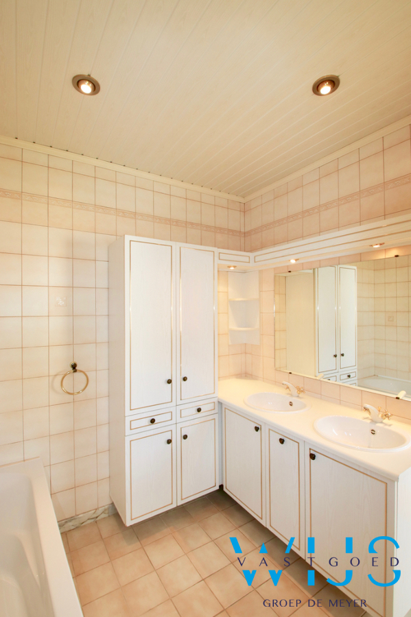 Ruime bungalow met bijgebouw op een ideale locatie in Assenede ! 