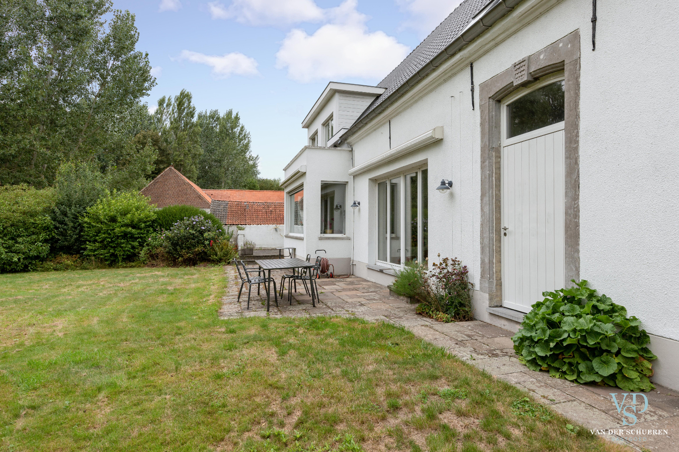 Authentiek landhuis met 5 ruime slaapkamers én gelijkvloers bureau. 