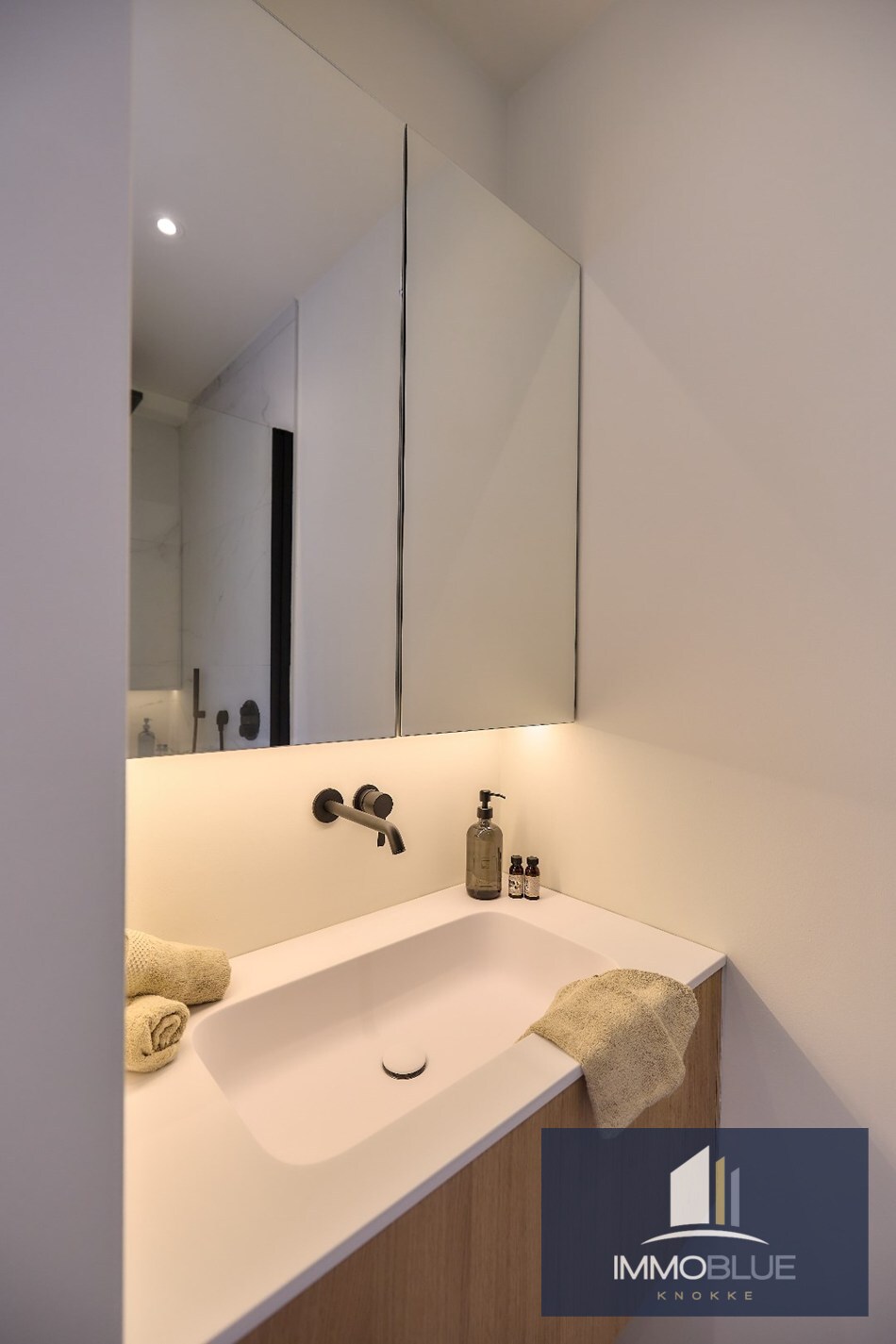 Appartement spacieux, entièrement rénové, avec quatre chambres et vue latérale sur la mer, situé à proximité de la Place Van Bunnen. 