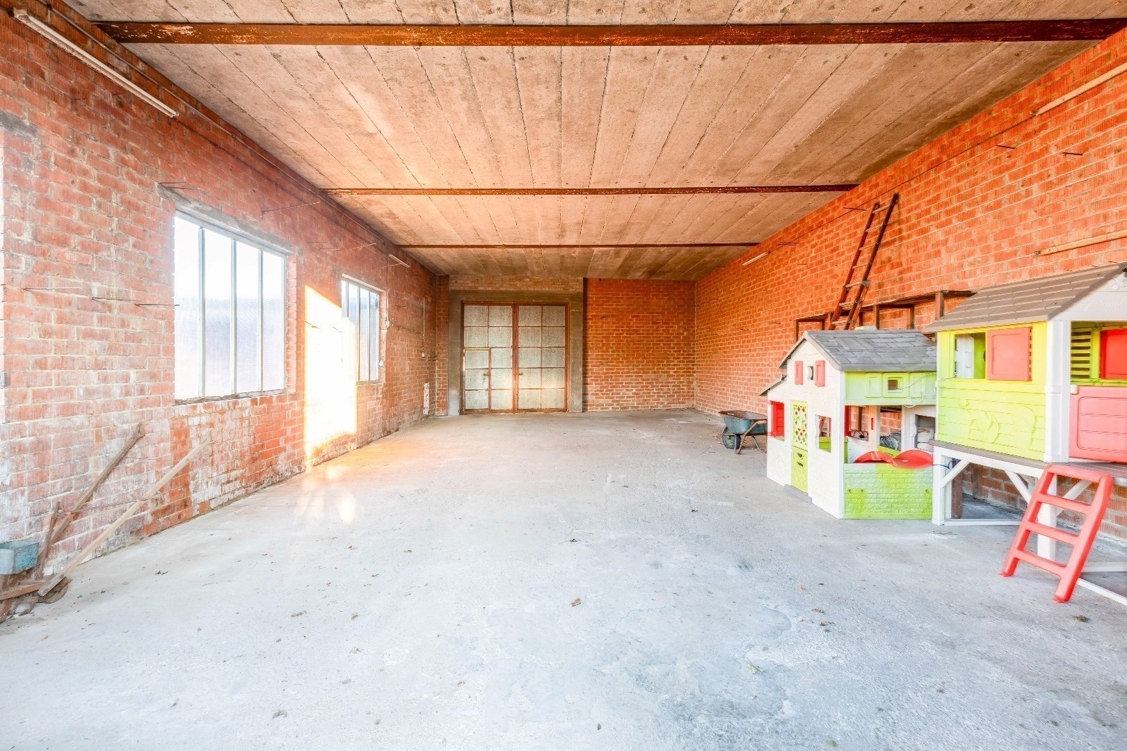 Ruime villa met 5 slp + dubbele garage en grote loods (104m²) 