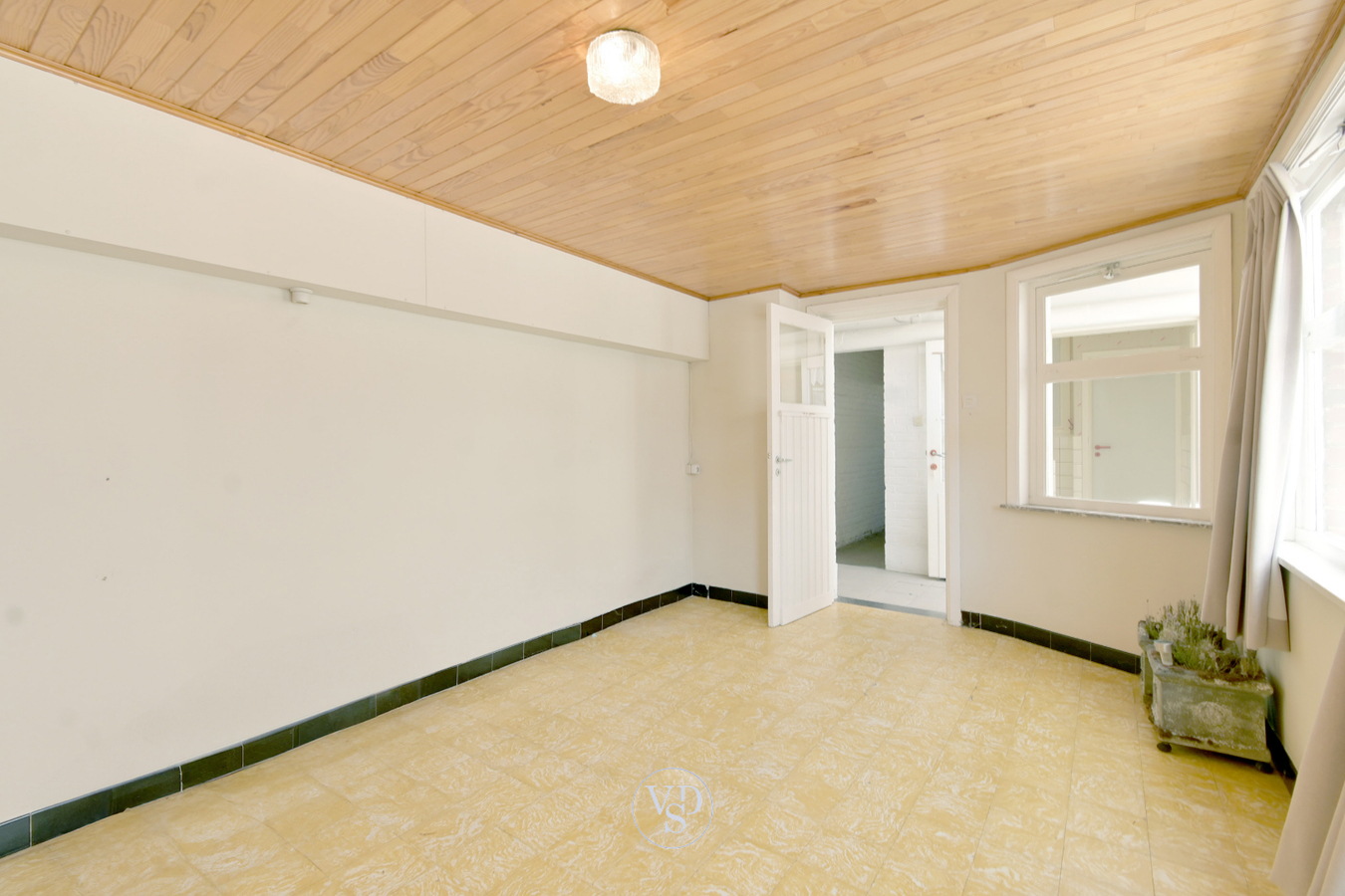 Degelijke woning met mogelijkheden, nabij centrum Zingem. 