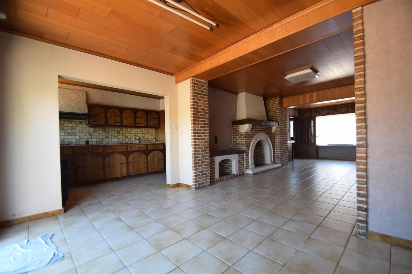 Ruime op te knappen woning met garage + zongerichte tuin, op 538 m² grond 