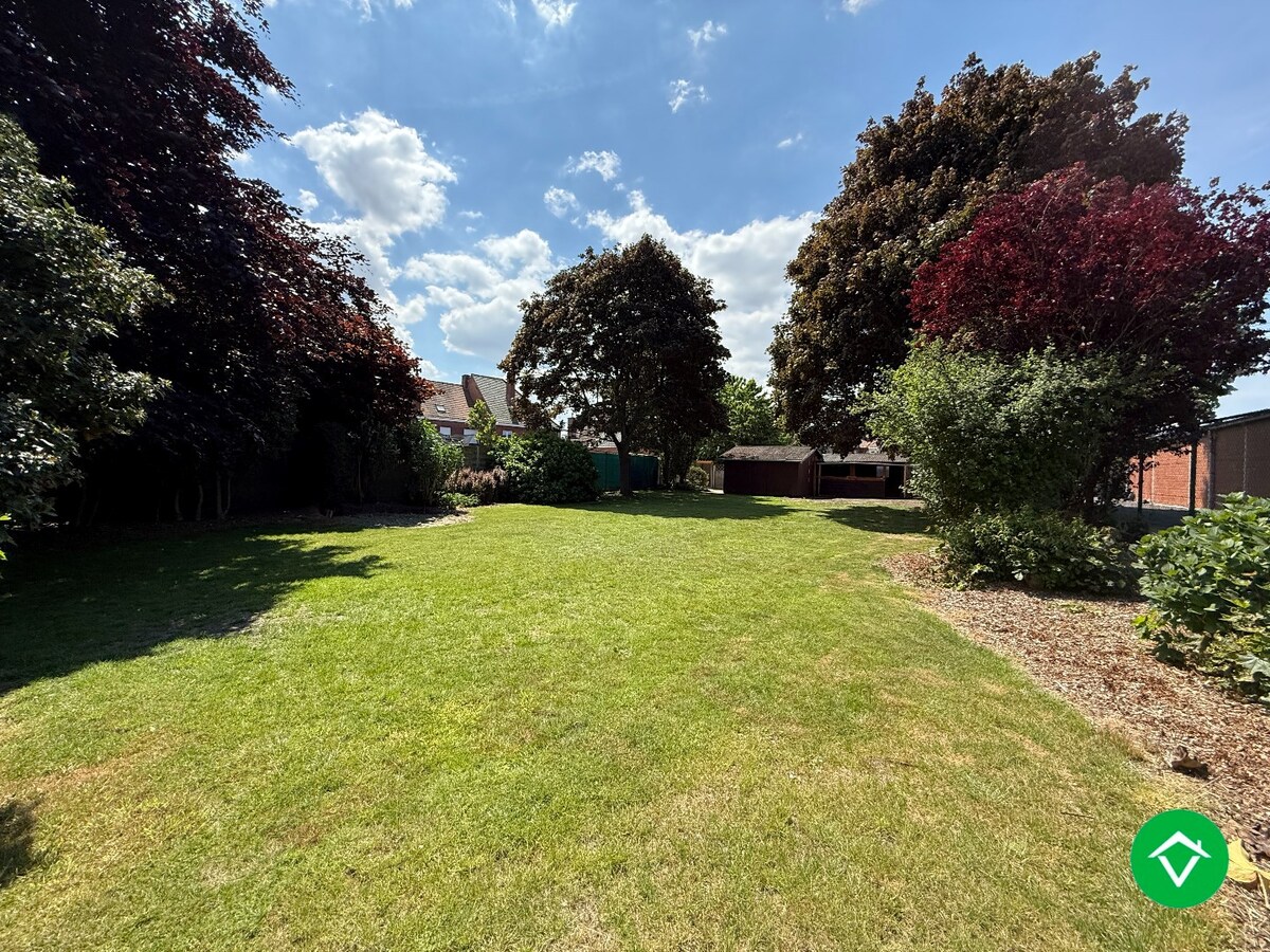 Woning met 4 slaapkamers, garage en tuin te Roeselare 